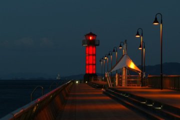 サンポート高松赤灯台（せとしるべ）